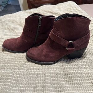 Born Suede Bootie, Burgundy, size 7, like new!